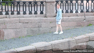 Casual Tini Porno - szemüveges csajszin csak a cipő marad