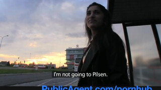 PublicAgent - fullos ázsiai kiscsaj felszedve a buszmegállóban