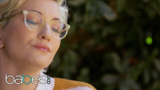 Babes - Skye Blue a hatalmas tőgyes szöszi