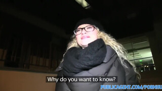 PublicAgent - Bombázó szemüveges szöszi