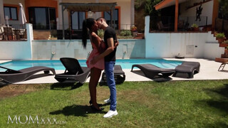 MOMxxx - Tina Fire a hatalmas didkós csoki milf