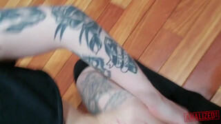 ANALIZED - Tetovált fiatal spiné popóba dugva