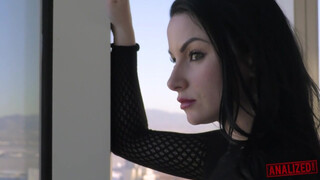 análized - Veruca James seggébe barna kárót nyomnak be