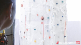 Digital Playground – Abella Danger nem csak a falra mászik fel
