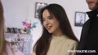 Private com - Bloom Lambie és Bella Grey ketten szopnak
