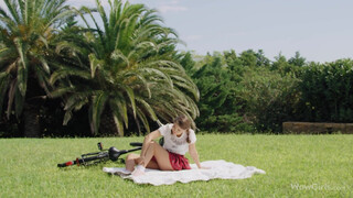 WOWGIRLS - Ellie Luna a szabadban peckezik