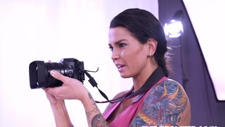 Private com - Chloe Lamour és Eveline Dellai hármasban dugnak