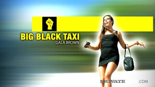 Gala Brown a taxiban közösül