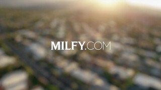 MILFY - Holly és Leana osztoznak a dákón