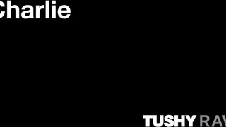 TUSHYRAW - Charlie a szexy világos szőke milf