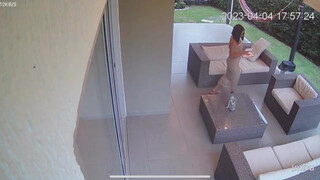 Daniela Antury lovagol a faszon