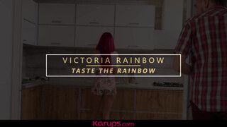 Victoria Rainbow a izgató vékony milf