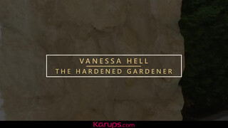 Karups - Vanessa Hell a kicsike keblű milf