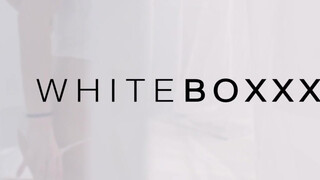 WHITEBOXXX - Isabella De Laa bekúrva a kanapén