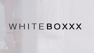 WhiteBoxxx - Ginebra Bellucci hátsó bejáratba rakva