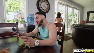 BANGBROS - Crystal Chase a nagy didkós brazil kiscsaj
