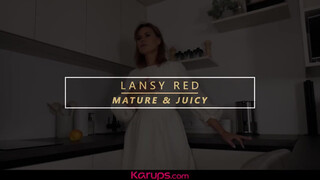 Lansy Red maszturbál a konyhában