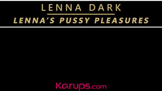 Lenna Dark egy hatalmas dildóval peckezik