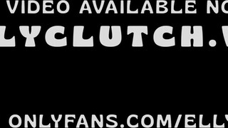 Elly Clutch telózás közben dákót szop