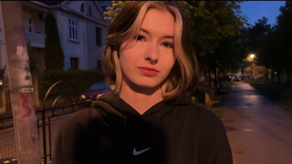 Cutie Kim meghágva hátulról