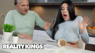 REALITY KINGS - Kira Queen a szomszéd krapekkal kefél