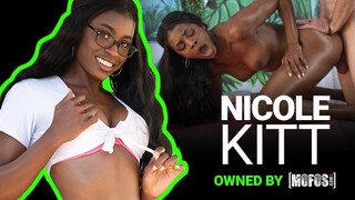 Mofos - Nicole Kitt a fullos méretes cicis csoki kisasszony