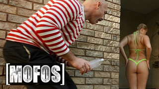 MOFOS - Harley King a szexy világos szőke tini kiscsaj