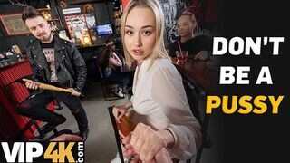 Bátor világos szőke pornószínész keféli idegen srácot a bárban