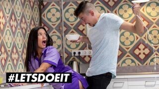 Jade Presley hatalmas seggű kolumbiai szobalány átlagos anális meglepetés