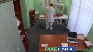 A diák kiscsaj teljes vizsgálatot kap a klinikán munka előtt
